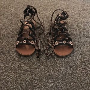 Embroidered sandals with lace up rope